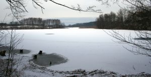 Jezioro Jeleń, źródło: commons.wikimedia.org