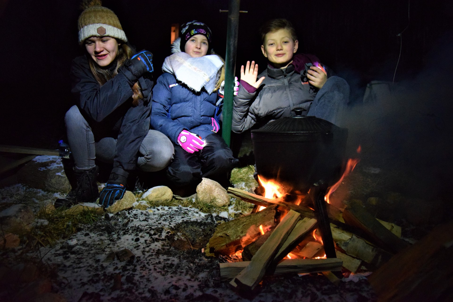 Rodzinna kolacja przy ognisku. Fot. Tomasz Słomczyński/Magazyn Kaszuby