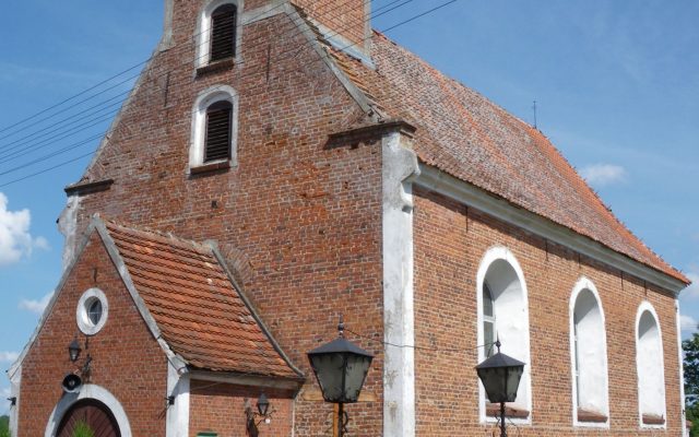 Stare Polaszki. Barokowy kościół pw. św. Mikołaja z rokokową amboną i chrzcielnicą w kształcie wazy