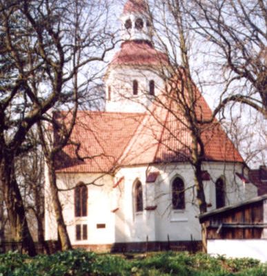 Duninowo. Kościół gotycki pw. Matki Boskiej Częstochowskiej. Wspaniałe witraże
