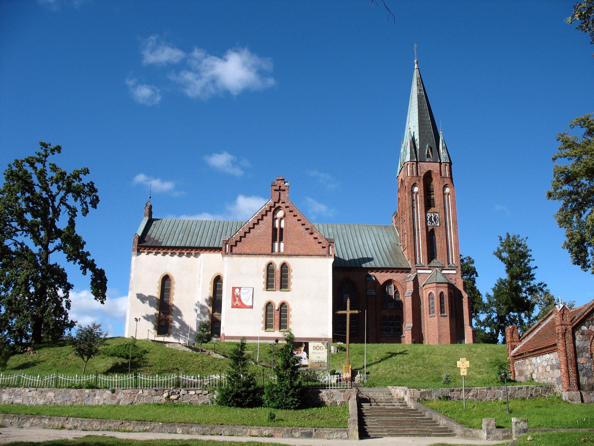 Główczyce. Kościół św. Piotra i Pawła Źródło: Wikipedia.org Autor: Tomasz Górny (Nemo5576)