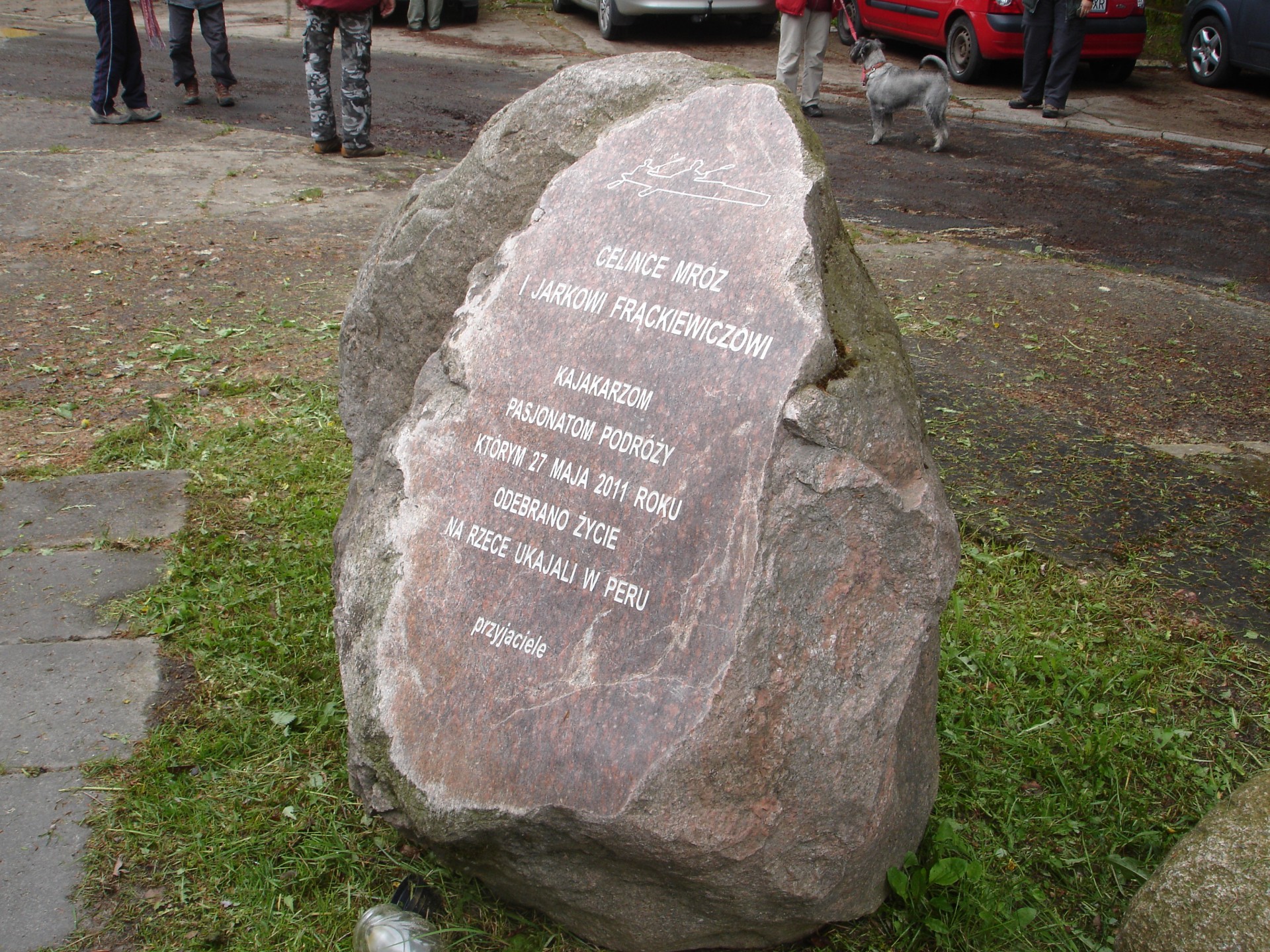 Kolano, kamień upamiętniający kajakarzy Celinę Mróz i Jarka Frąckiewicza Autor: Lucyna Szomburg
