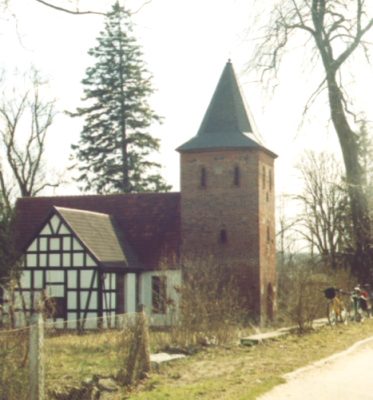 Charnowo, Kościół pw. Znalezienia Krzyża, świątynia z XV wieku o konstrukcji szachulcowo – murowanej