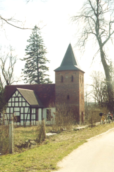 Charnowo, Kościół pw. Znalezienia Krzyża, świątynia z XV wieku o konstrukcji szachulcowo – murowanej