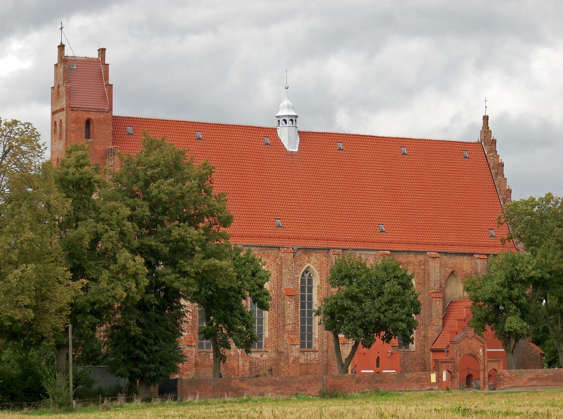 Fot.: Żarnowiec, Kościół Zwiastowania Pana, źródło: Wikipedia, autor: Chrumps