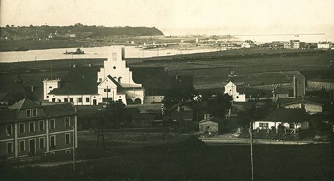 Dworzec stanął w polu. Miasto dopiero miało się narodzić. Warto zwrócić uwagę na budynek, który stoi w lewym dolnym rogu fotografii.