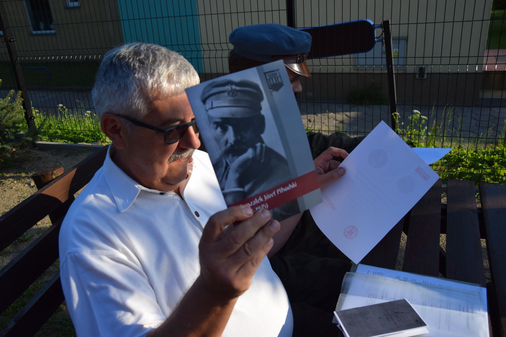 Wehikuł Czasu - mieszkańcy Kartuz zakopują przedmuioty dla przyszłych pokoleń. Kartuzy, 9 czerwca 2017. Fot. Tomasz Słomczyński/Magazyn Kaszuby