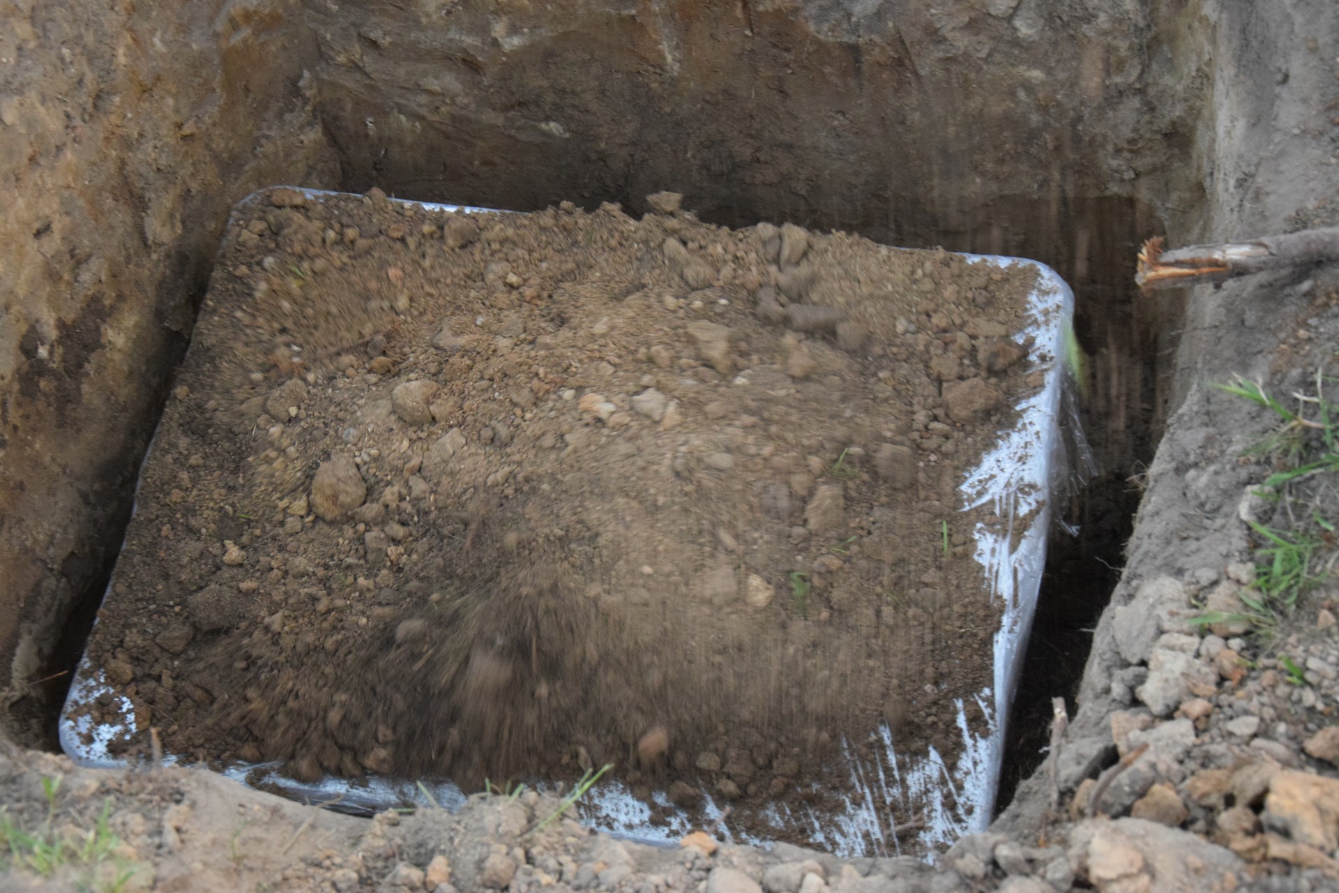 Wehikuł Czasu - mieszkańcy Kartuz zakopują przedmuioty dla przyszłych pokoleń. Kartuzy, 9 czerwca 2017. Fot. Tomasz Słomczyński/Magazyn Kaszuby