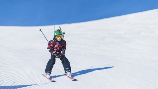 Dziecko jeżdżące na nartach w zimie