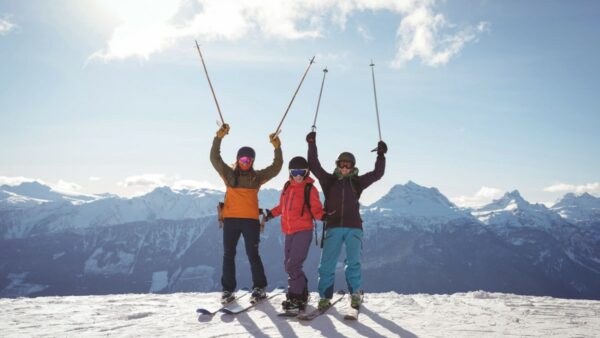 Trzy osoby na nartach w górach