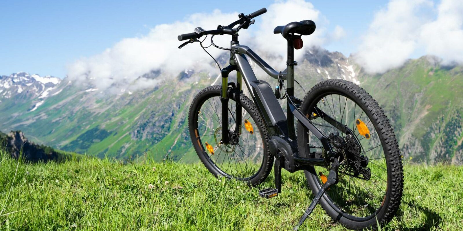 rower elektryczny na tle gór
