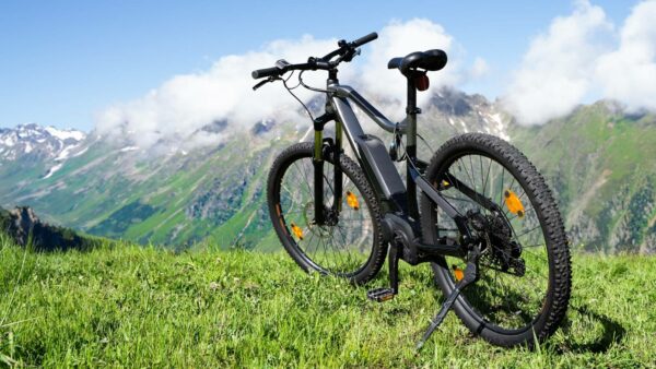 rower elektryczny na tle gór