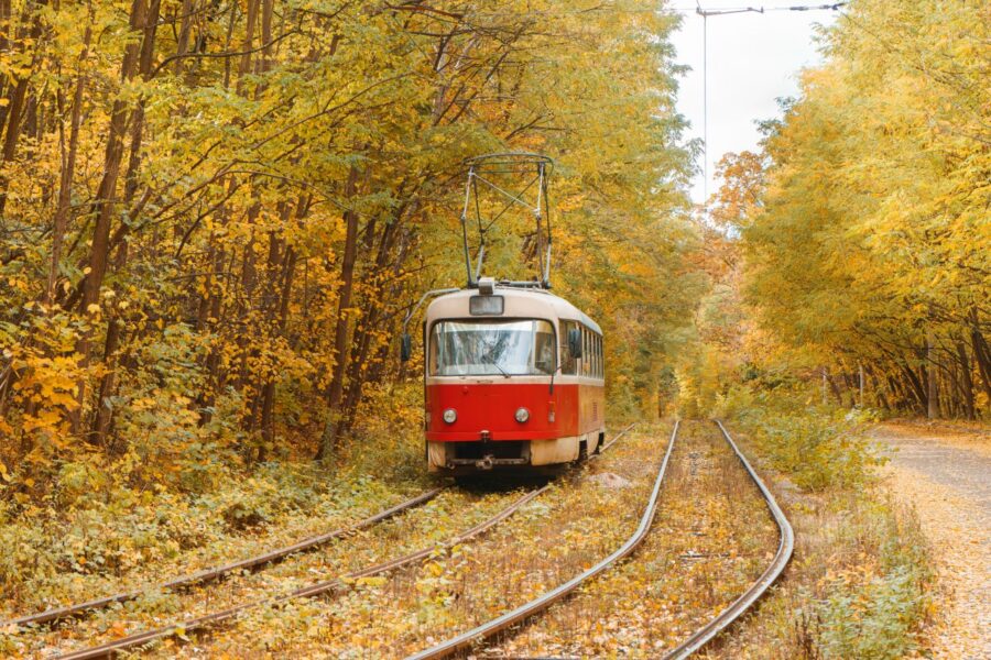 Historia kolei na Kaszubach i jej wpływ na turystykę