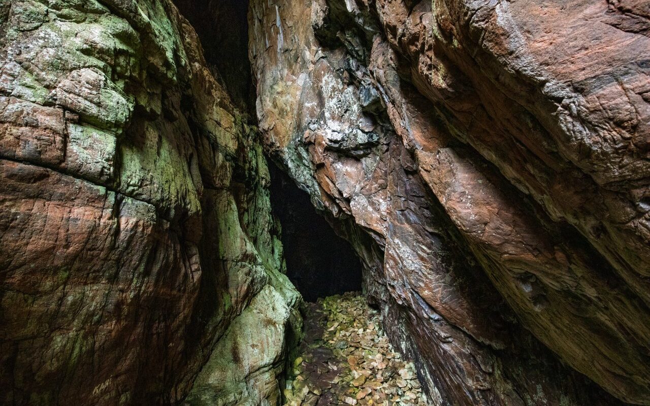 Speleologia w Polsce: Jaskinie dla Amatorów i Zaawansowanych Odkrywców
