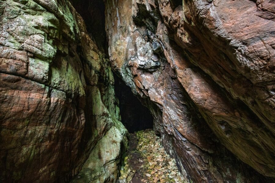 Speleologia w Polsce: Jaskinie dla Amatorów i Zaawansowanych Odkrywców